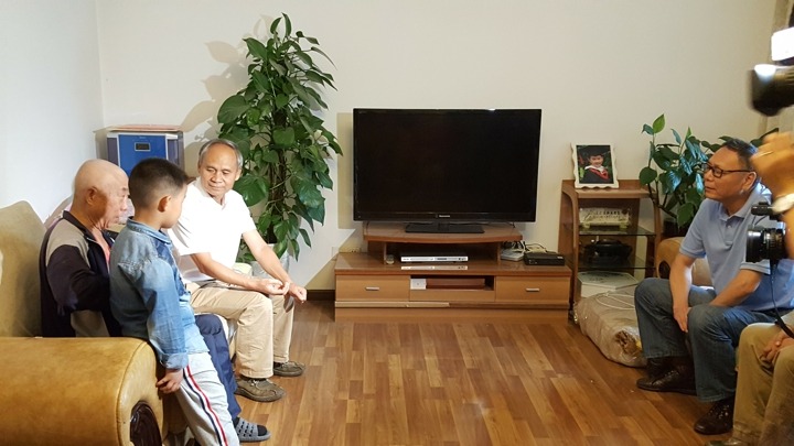 云南省总工会主席张百如到云南Ag亚洲集团集团难题职工家里送温暖