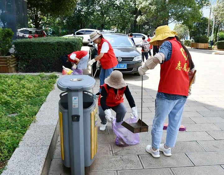 云维集团党委开展“双报到双效劳双报告”活动