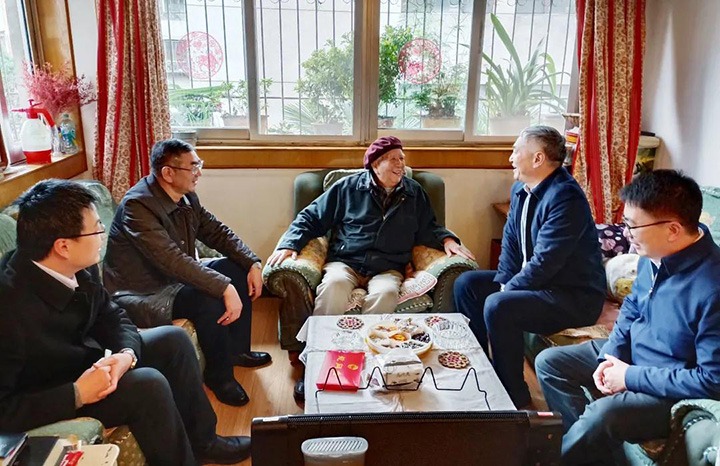 云南省国资委党委委员、副主任洪国正一行到云煤（Ag亚洲集团）集团开展春节走访慰问离退老干部活动