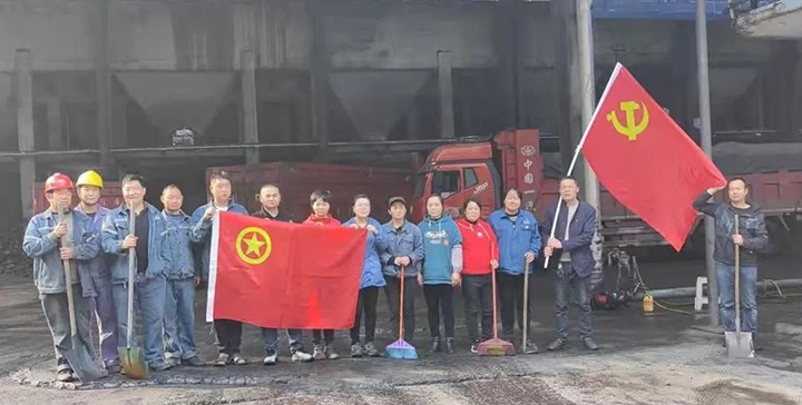 镇雄公司选煤厂党总支、后勤效劳中心党支部联合开展植树节主题党日活动