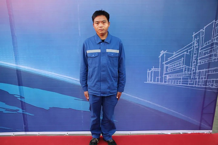 在岗位上坚守，，，，，，在通俗中出彩——省十八届职工职业手艺大赛掘进机司机手艺状元王福刚诠释“工匠精神”