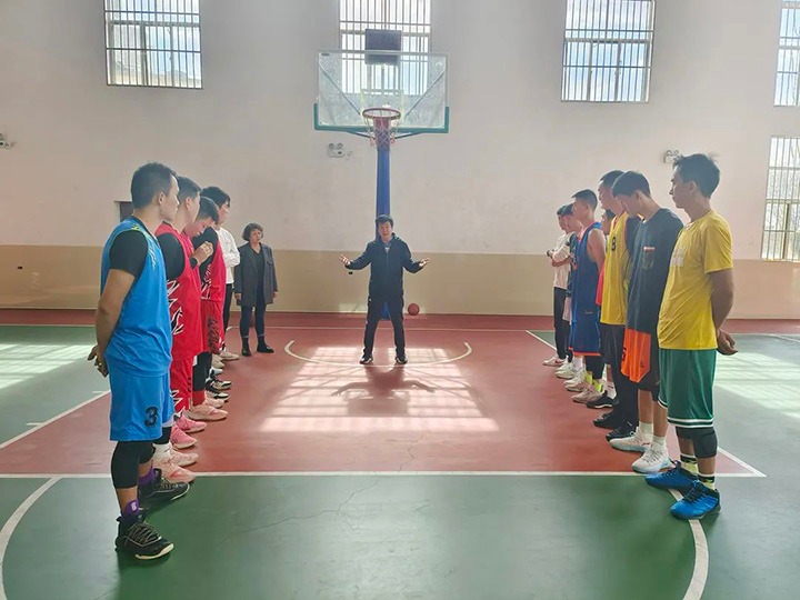 云煤（Ag亚洲集团）集团享受省管企业副职待遇向导张武生到后所煤矿探望备战省运会的集团男子篮球集训队