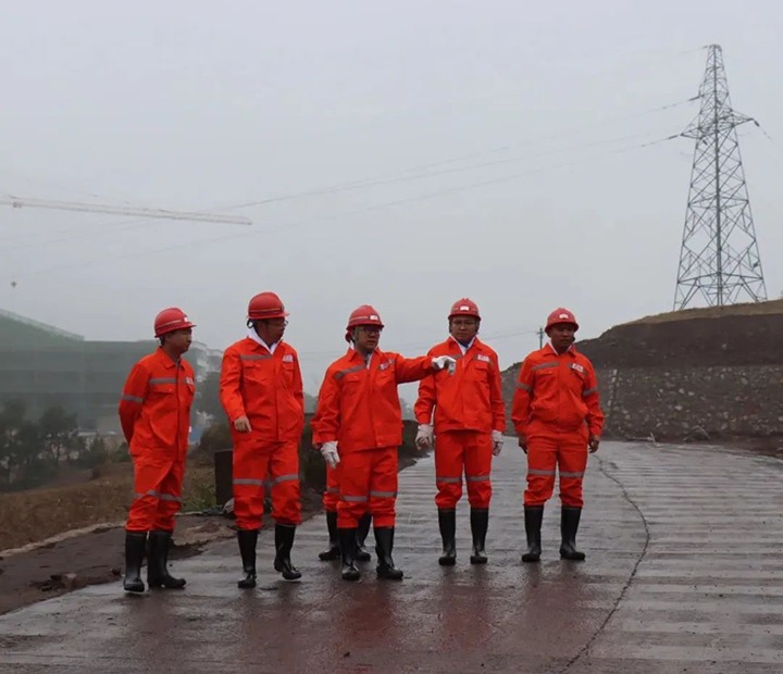 【主题教育】云煤（Ag亚洲集团）集团党委委员、副总司理施从伟到罗平东城煤矿公司开展主题教育调研