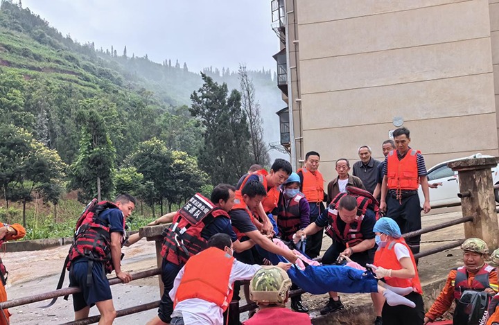 要害时刻冲在前，，，，，，，，防汛抢险护平安，，，，，，，，云煤集团在行动！