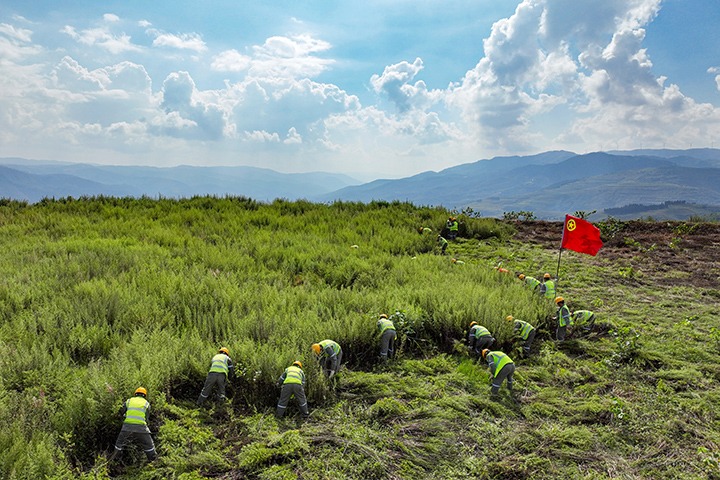 “镜”指“幕后英雄”！ 先锋煤业职工以汗水铸就责任，，，，，，，共绘企业生长优美蓝图