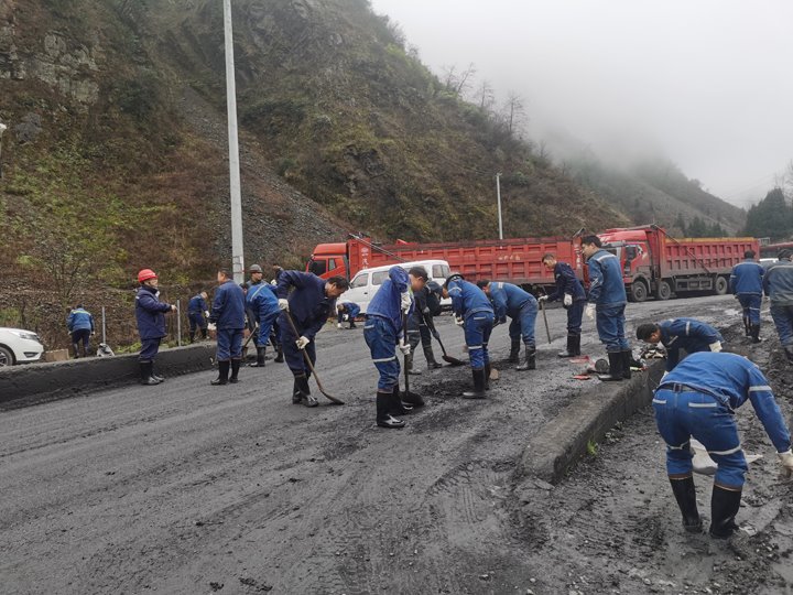 携手共进，，，，，，共筑漂亮矿山