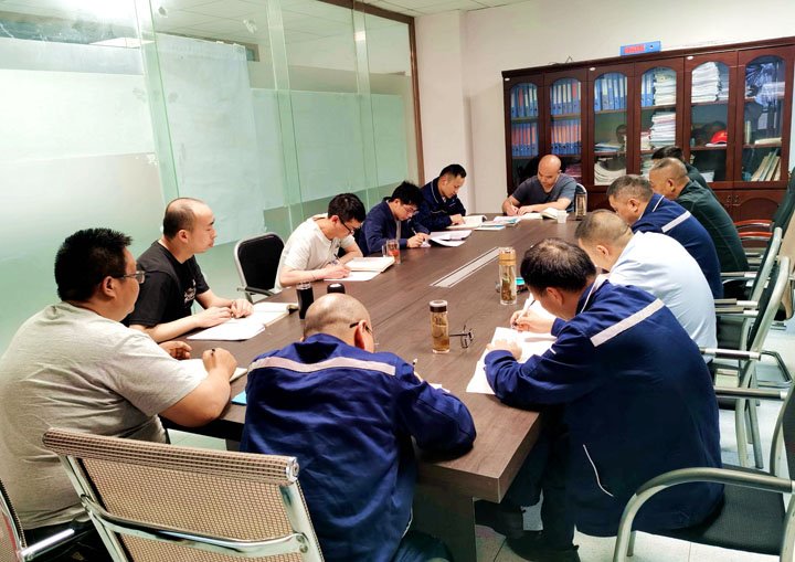 煤矿“夜课堂”：值班间隙一小时，，，，，，，，人人都是清静讲师！