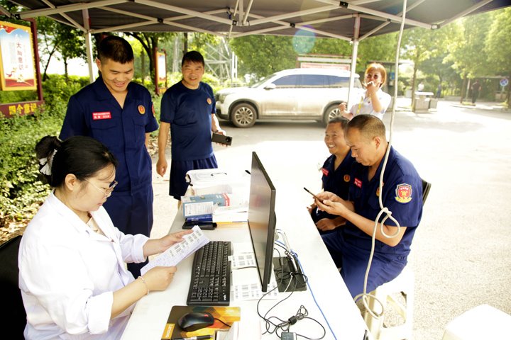 以热血为灯，，，，，，照亮生命之路——镇雄煤业爱心献血活动暖心落幕